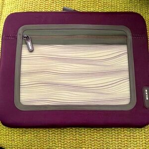 Belkin Plum Storage Sleeve for Tablets.